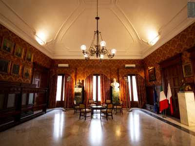 Il primo ambiente a cui accediamo � la Sala Massari. Si tratta di un�ampia �sitting room� in cui trovano posto un basso tavolino, sedie e un appendiabiti-portaombrelli d�epoca
